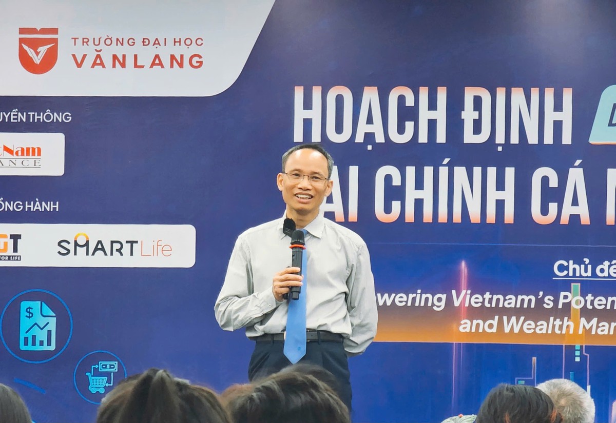 TS. Cấn Văn Lực chia sẻ tại diễn đàn.
