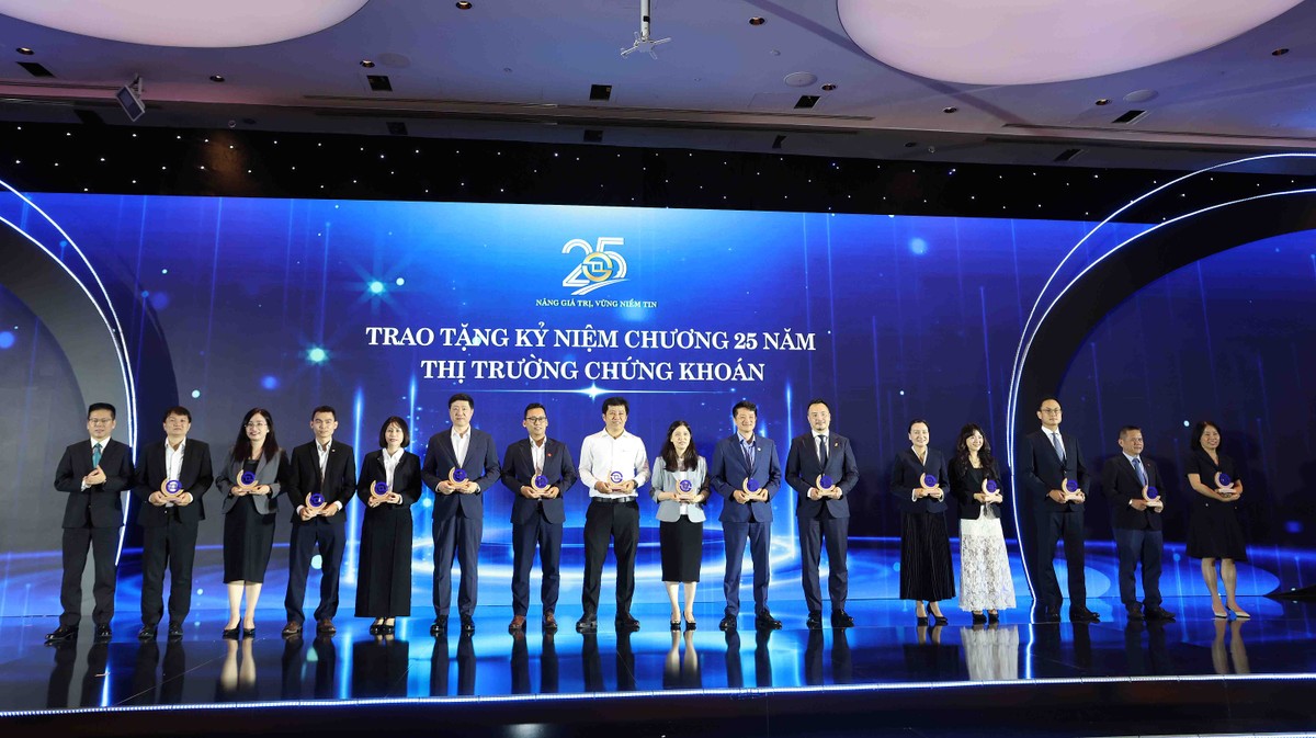 Ông Lê Xuân Hải, Tổng giám đốc SGDCK Việt Nam (ngoài cùng bên trái) trao kỷ niệm chương cho các đại diện công ty chứng khoán (Ảnh: Lê Toàn)