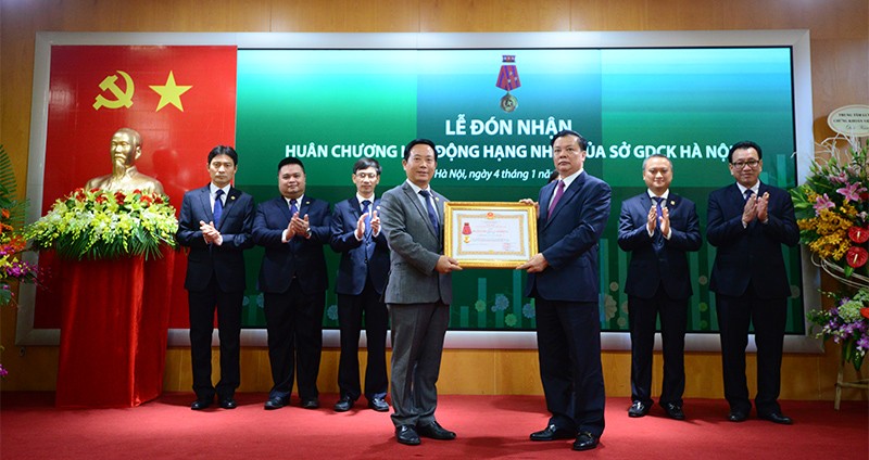 Bộ trưởng Bộ Tài chính đánh cồng khai trương phiên giao dịch đầu năm ảnh 6