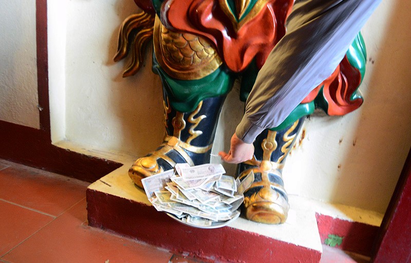 Tiền lẻ rải kín phủ Tây Hồ ngày Rằm tháng Giêng ảnh 10