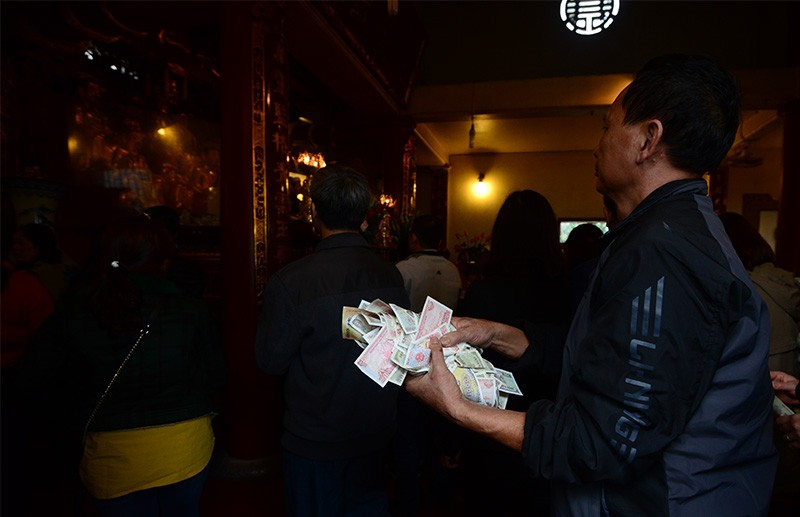 Tiền lẻ rải kín phủ Tây Hồ ngày Rằm tháng Giêng ảnh 11