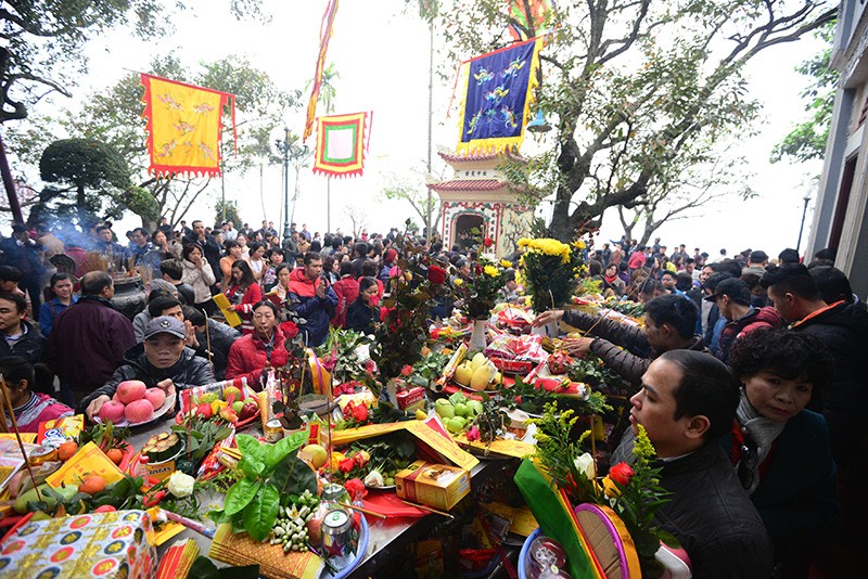 Tiền lẻ rải kín phủ Tây Hồ ngày Rằm tháng Giêng ảnh 1