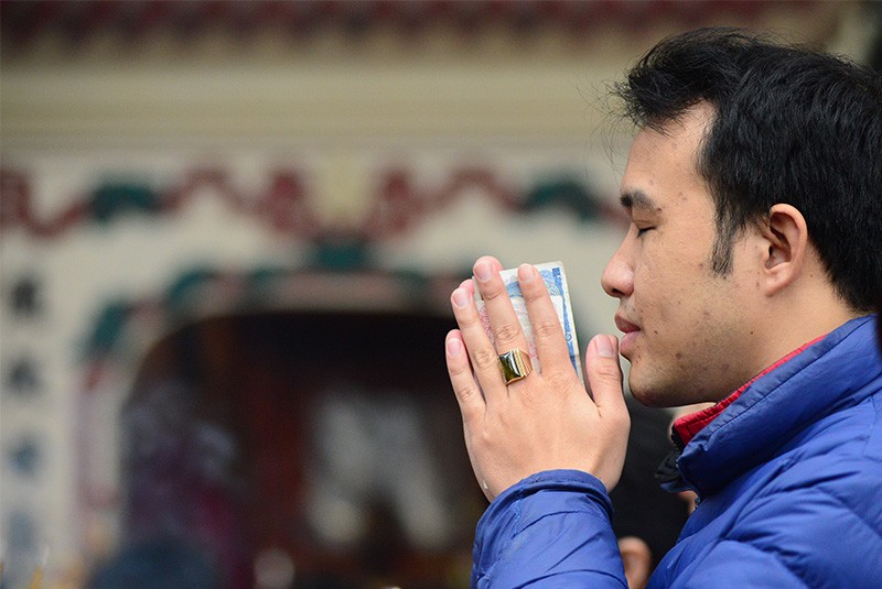 Tiền lẻ rải kín phủ Tây Hồ ngày Rằm tháng Giêng ảnh 6