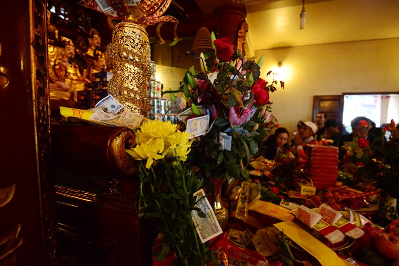 Tiền lẻ rải kín phủ Tây Hồ ngày Rằm tháng Giêng ảnh 9