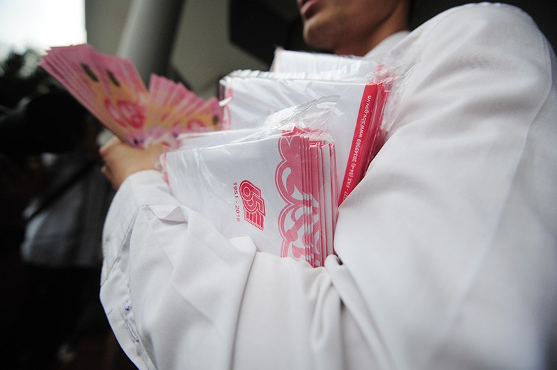 [Chùm ảnh] Xếp hàng rồng rắn mua tiền lưu niệm 100 đồng ảnh 9