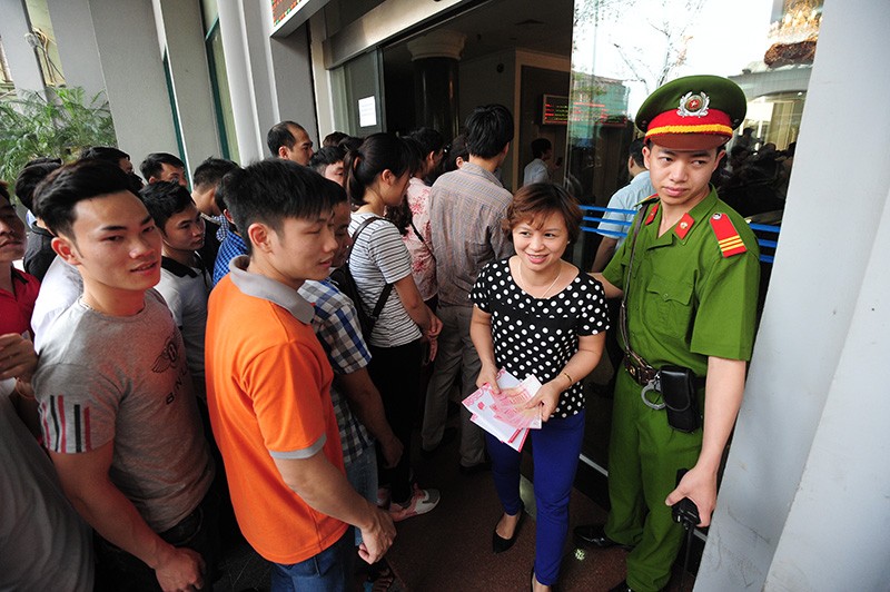 [Chùm ảnh] Xếp hàng rồng rắn mua tiền lưu niệm 100 đồng ảnh 12