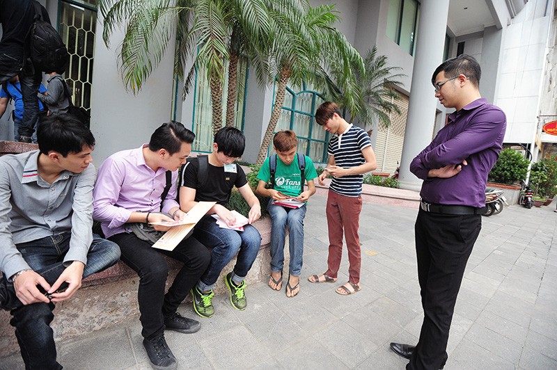 [Chùm ảnh] Xếp hàng rồng rắn mua tiền lưu niệm 100 đồng ảnh 1