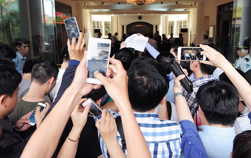 [Chùm ảnh] Xếp hàng rồng rắn mua tiền lưu niệm 100 đồng ảnh 6