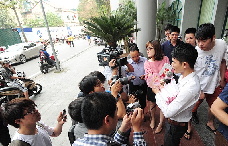 [Chùm ảnh] Xếp hàng rồng rắn mua tiền lưu niệm 100 đồng ảnh 11