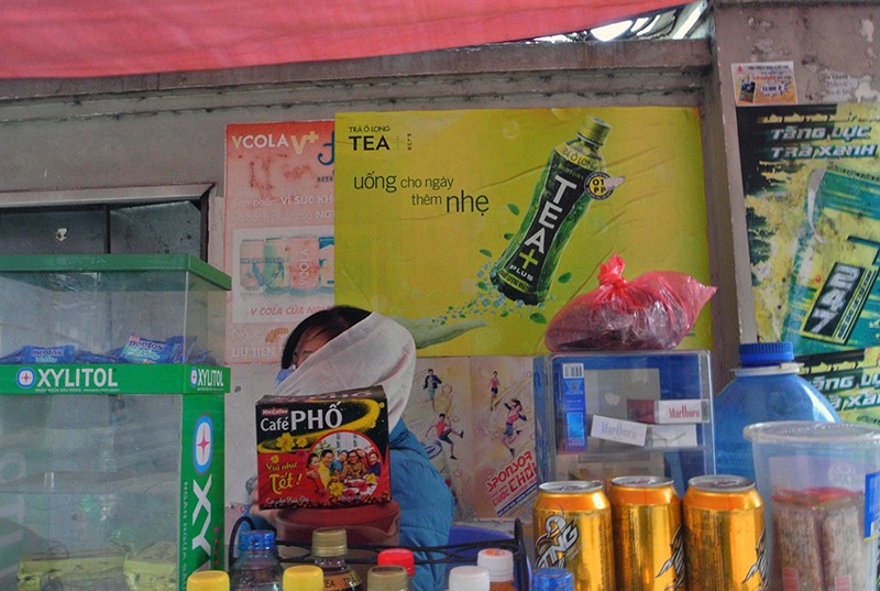 6 độ C, người Hà Nội đốt lửa chống giá lạnh ảnh 8