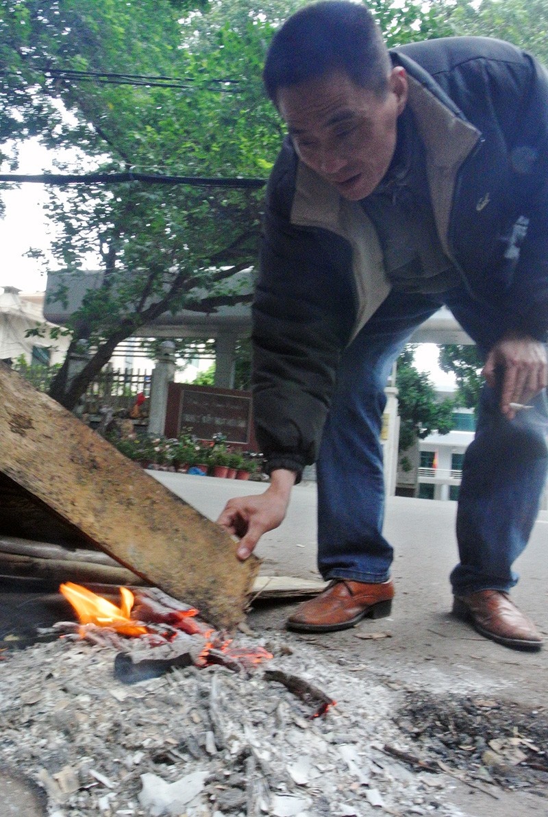 6 độ C, người Hà Nội đốt lửa chống giá lạnh ảnh 4