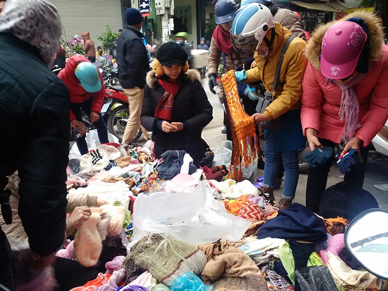 6 độ C, người Hà Nội đốt lửa chống giá lạnh ảnh 9