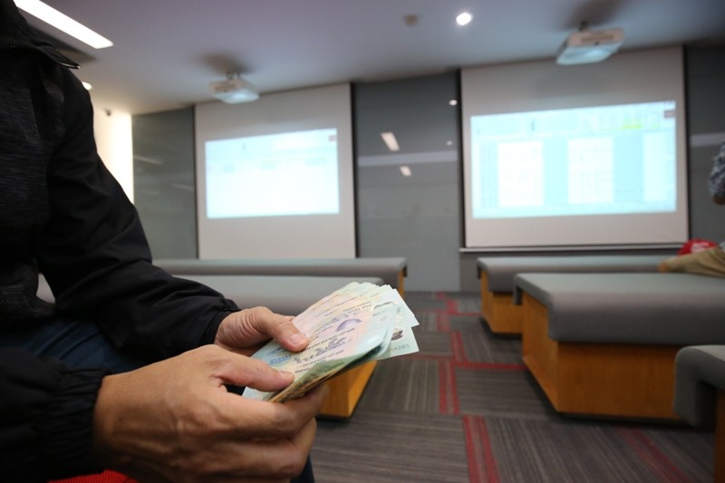 Trả cổ tức cho cổ đông bớt “tức” ảnh 1