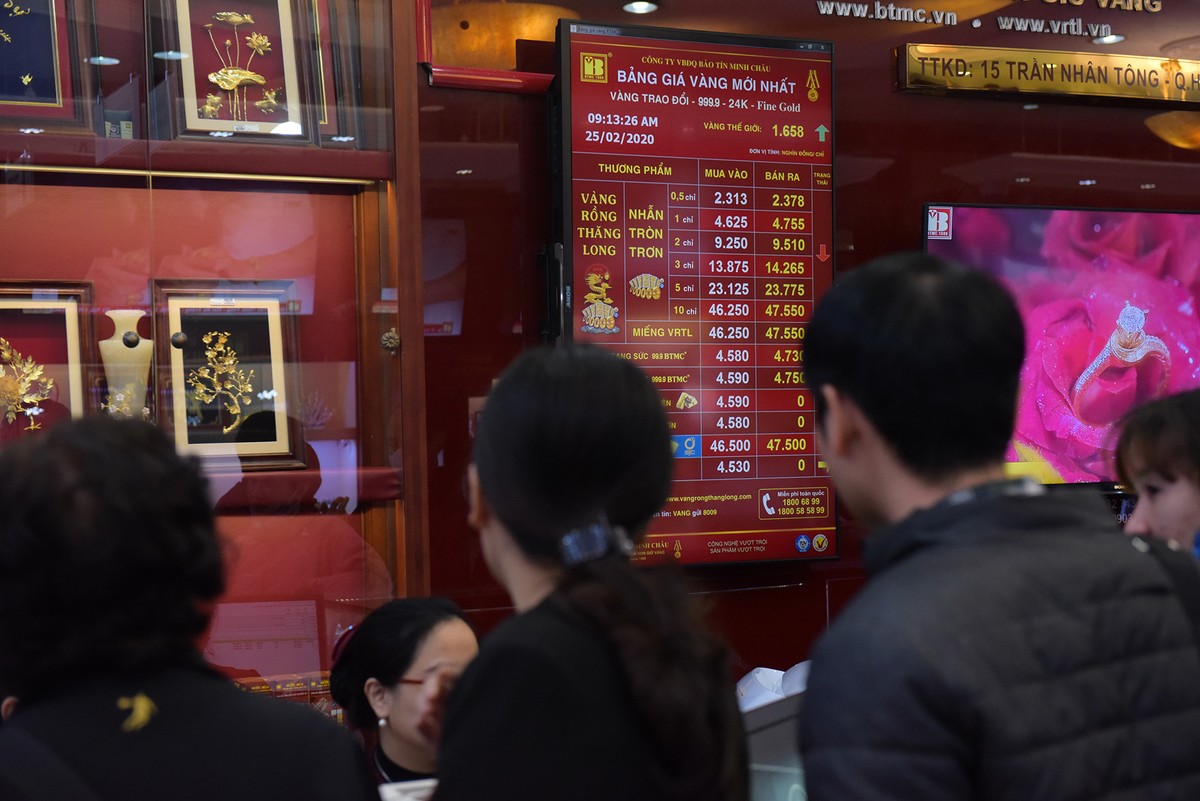 Giá vàng vượt mốc 53 triệu đồng/lượng, đổ xô mua vàng liệu có lời? ảnh 1