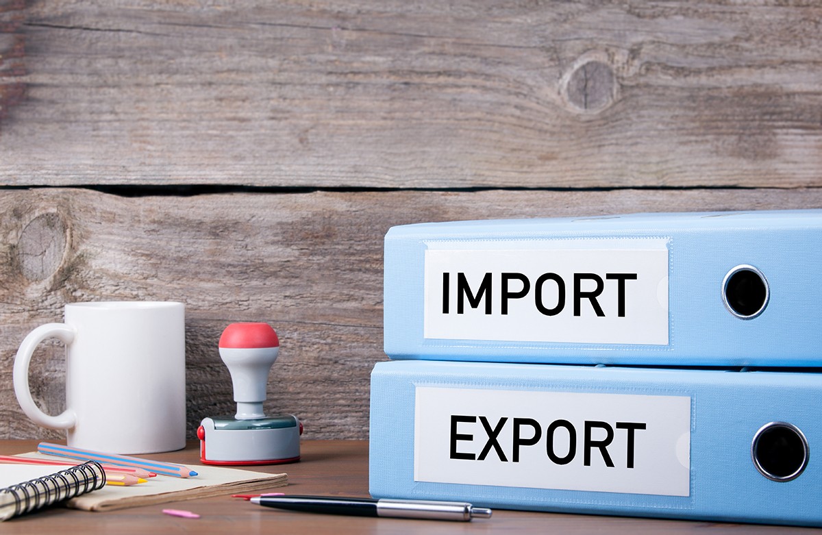 Nhập siêu tăng khiến bộ đệm ngoại tệ của nền kinh tế mỏng hơn tương đối. Ảnh minh họa: Shutterstock