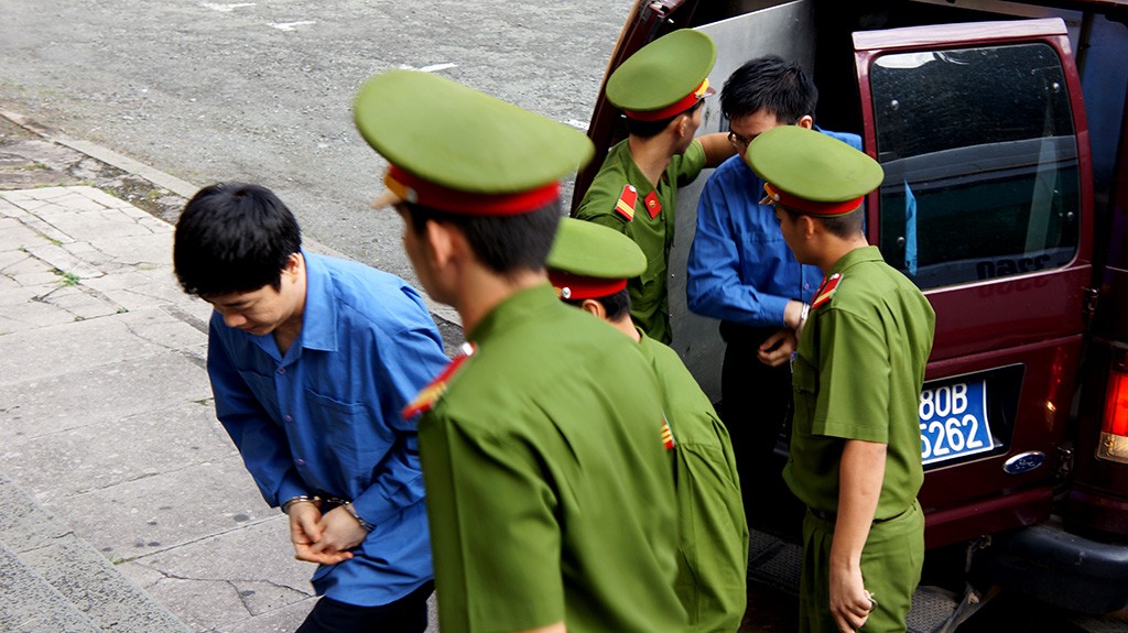 Các bị cáo khác được dẫn giải từ xe đặc chủng ra ngoài