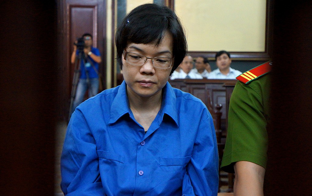 Các bị cáo khác được dẫn giải từ xe đặc chủng ra ngoài