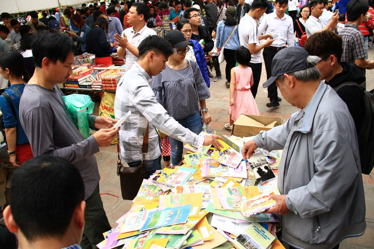 Chợ sách hút khách cuối tuần ảnh 2