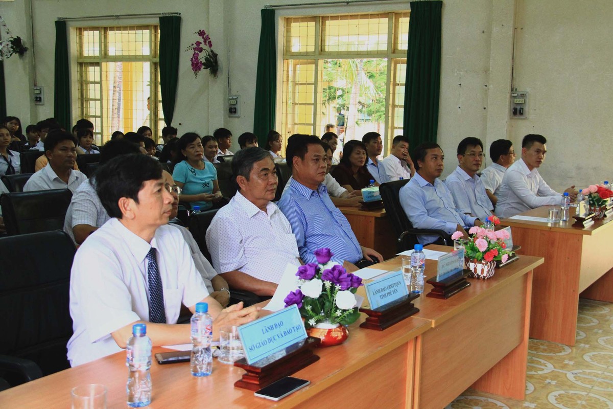 Báo Đầu tư trao học bổng tại Phú Yên ảnh 1