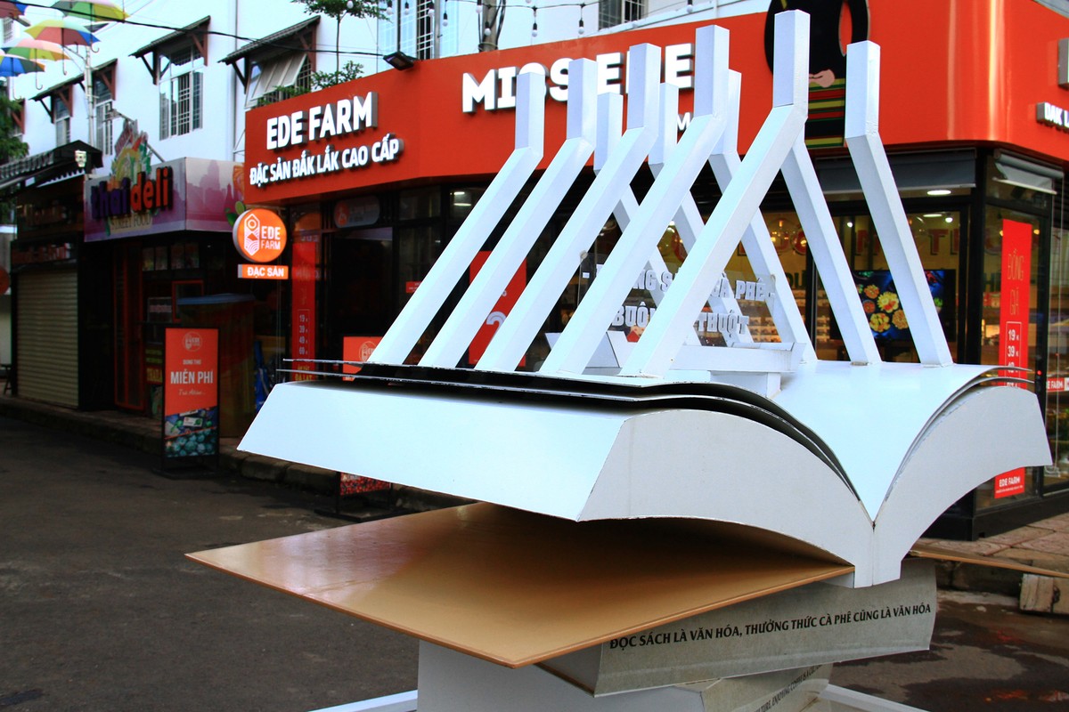 Độc đáo đường sách cà phê Buôn Ma Thuột ảnh 2