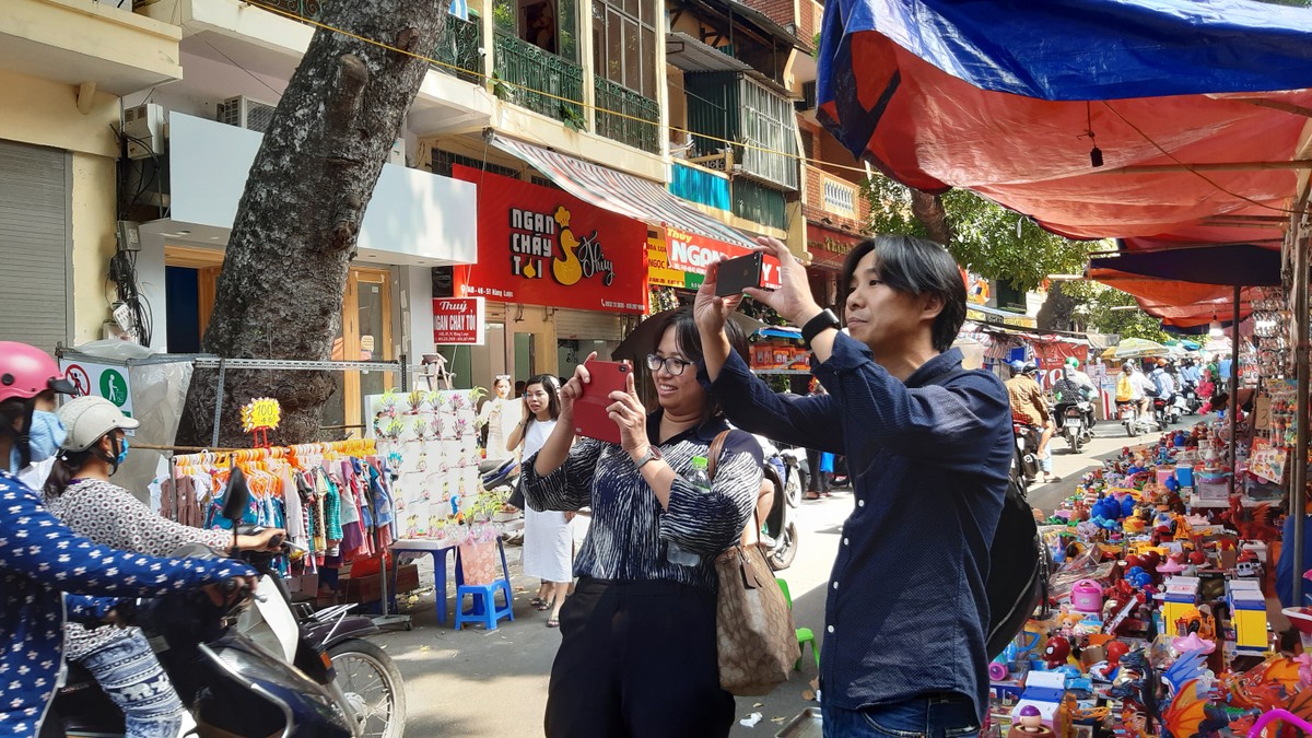 Trước Trung Thu, phố Hàng Mã hút khách ảnh 8