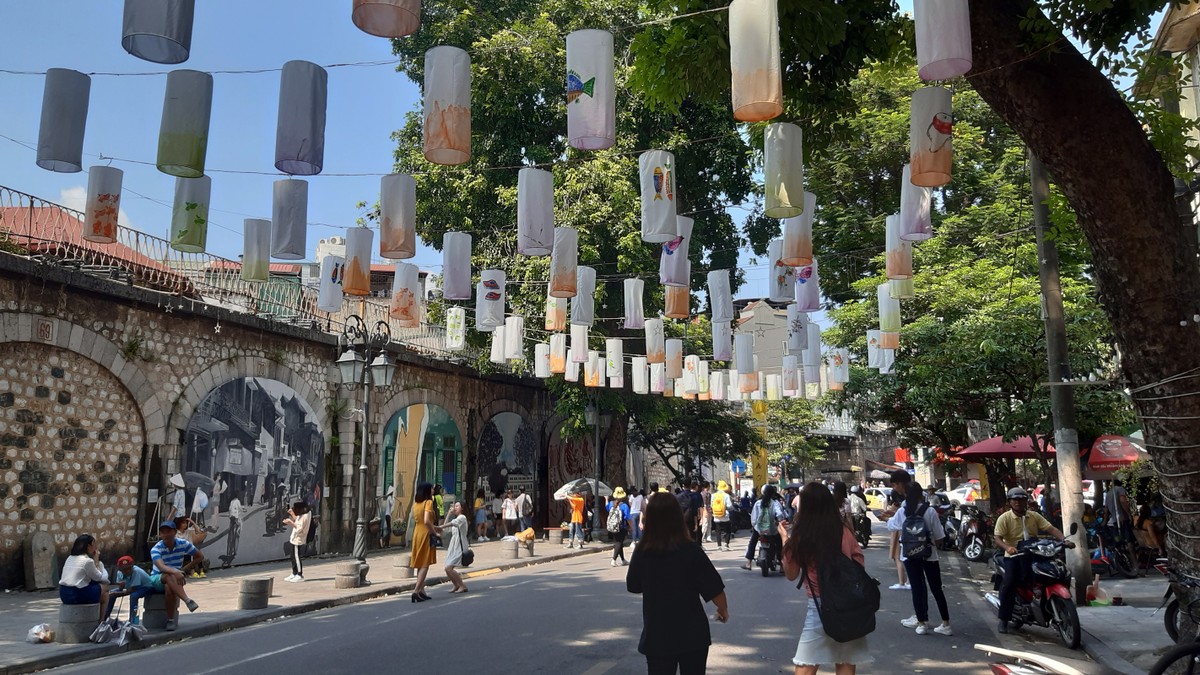 Trước Trung Thu, phố Hàng Mã hút khách ảnh 10