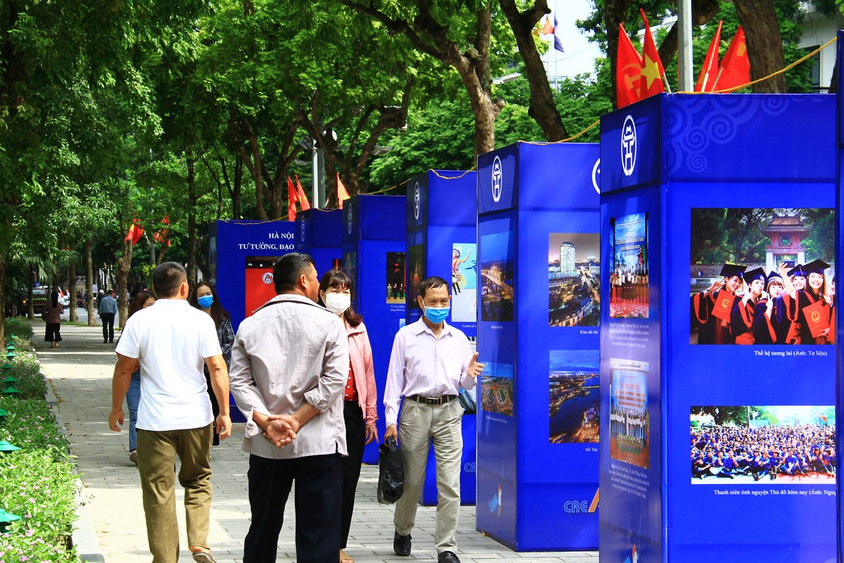 Người dân đi qua không thể không để ý đến các "bốt thông tin". Người dân đi qua không thể không để ý đến các "bốt thông tin".