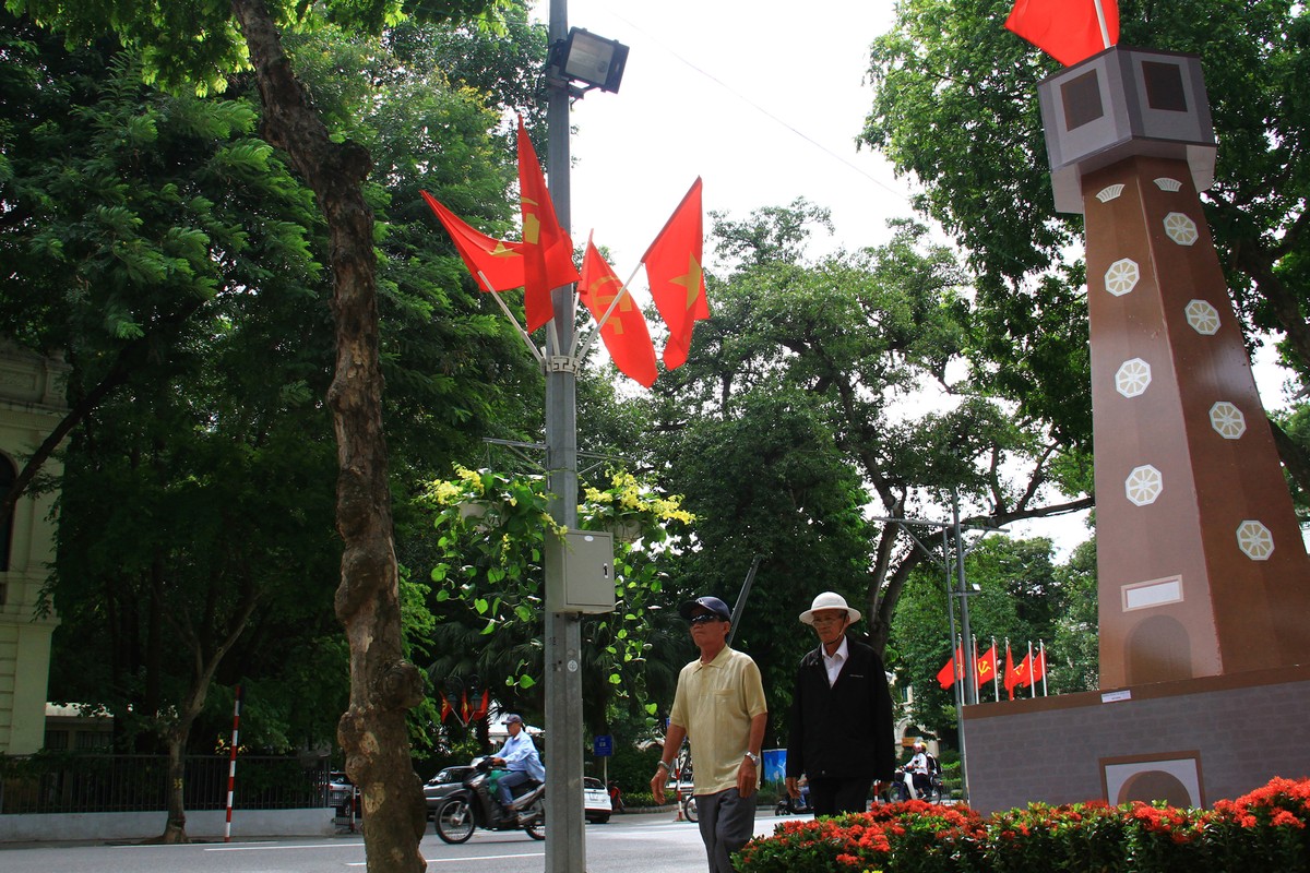 Mô hình Cột cờ Hà Nội được dựng ngay bên hồ. Mô hình Cột cờ Hà Nội được dựng ngay bên hồ.