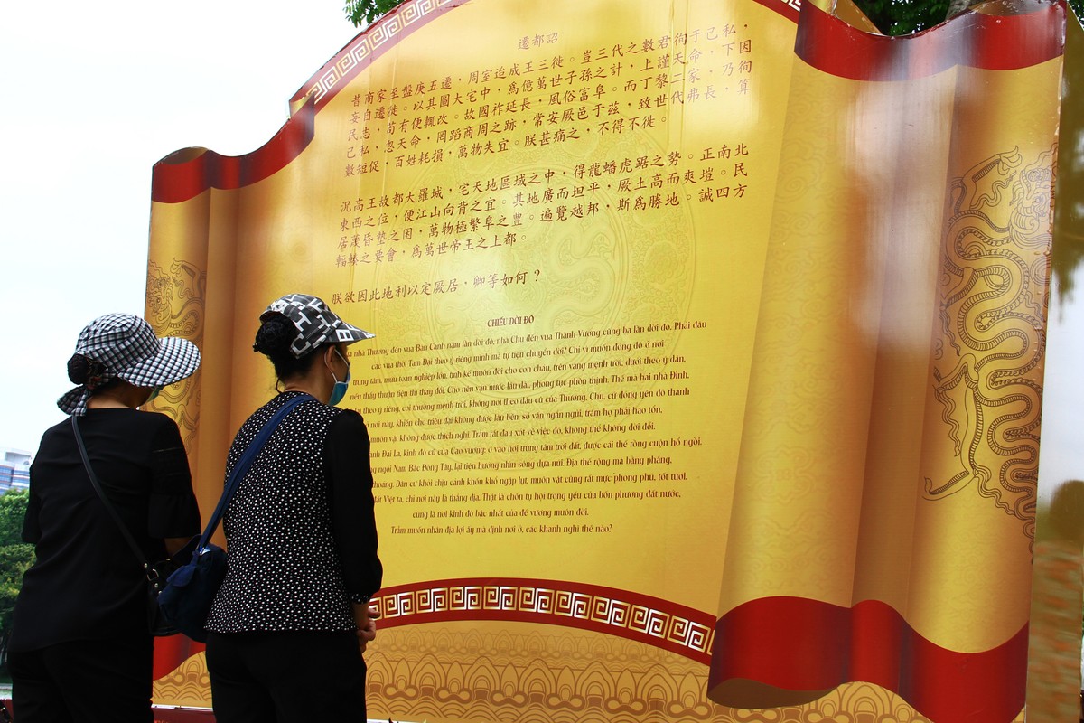 Người dân tìm hiểu về lịch sử 1010 năm Thăng Long - Hà Nội. Người dân tìm hiểu về lịch sử 1010 năm Thăng Long - Hà Nội.