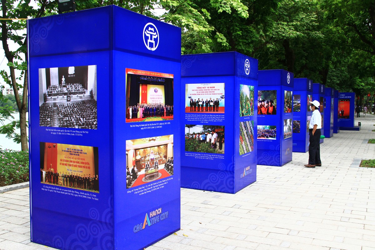 Một triển lãm ảnh ngoài trời đang được mở ngay bên hồ Hoàn Kiếm. Một triển lãm ảnh ngoài trời đang được mở ngay bên hồ Hoàn Kiếm.