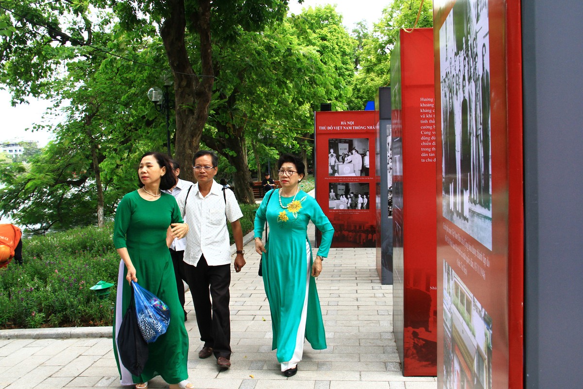 Nhiều người dân tìm đến triển lãm ngoài trời này để tham quan. Nhiều người dân tìm đến triển lãm ngoài trời này để tham quan.