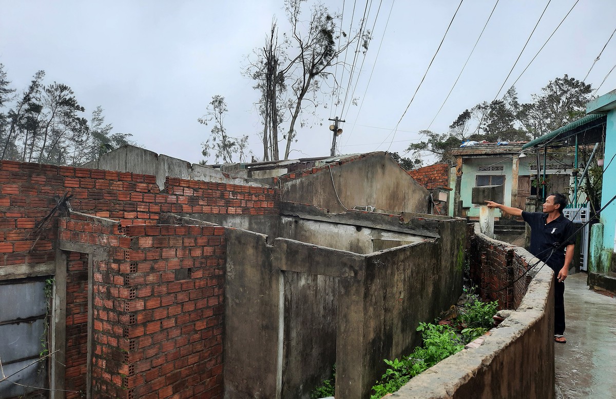 Nhiều nhà dân tại xã Bình Thuận, huyện Bình Sơn bị thổi bay 100% mái. Nhiều nhà dân tại xã Bình Thuận, huyện Bình Sơn bị thổi bay 100% mái.