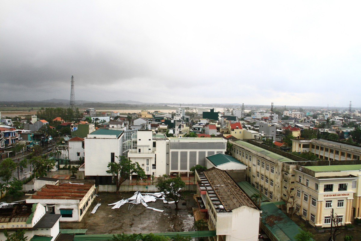 Nhiều ngôi nhà thuộc diện kiên cố ngay tại thành phố Quảng Ngãi cũng bị bão thổi tung mái tôn. Nhiều ngôi nhà thuộc diện kiên cố ngay tại thành phố Quảng Ngãi cũng bị bão thổi tung mái tôn.