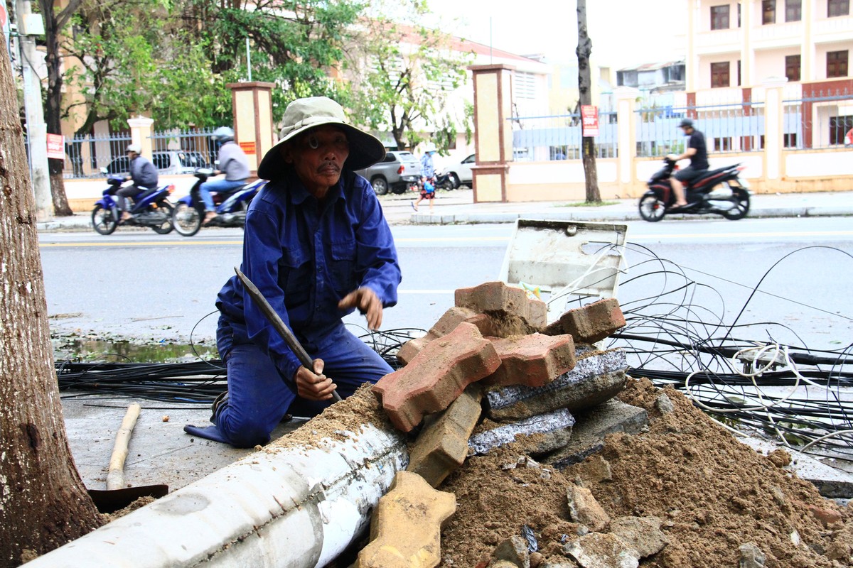 Nhiều cột điện bị gãy đổ phải thay mới. Nhiều cột điện bị gãy đổ phải thay mới.