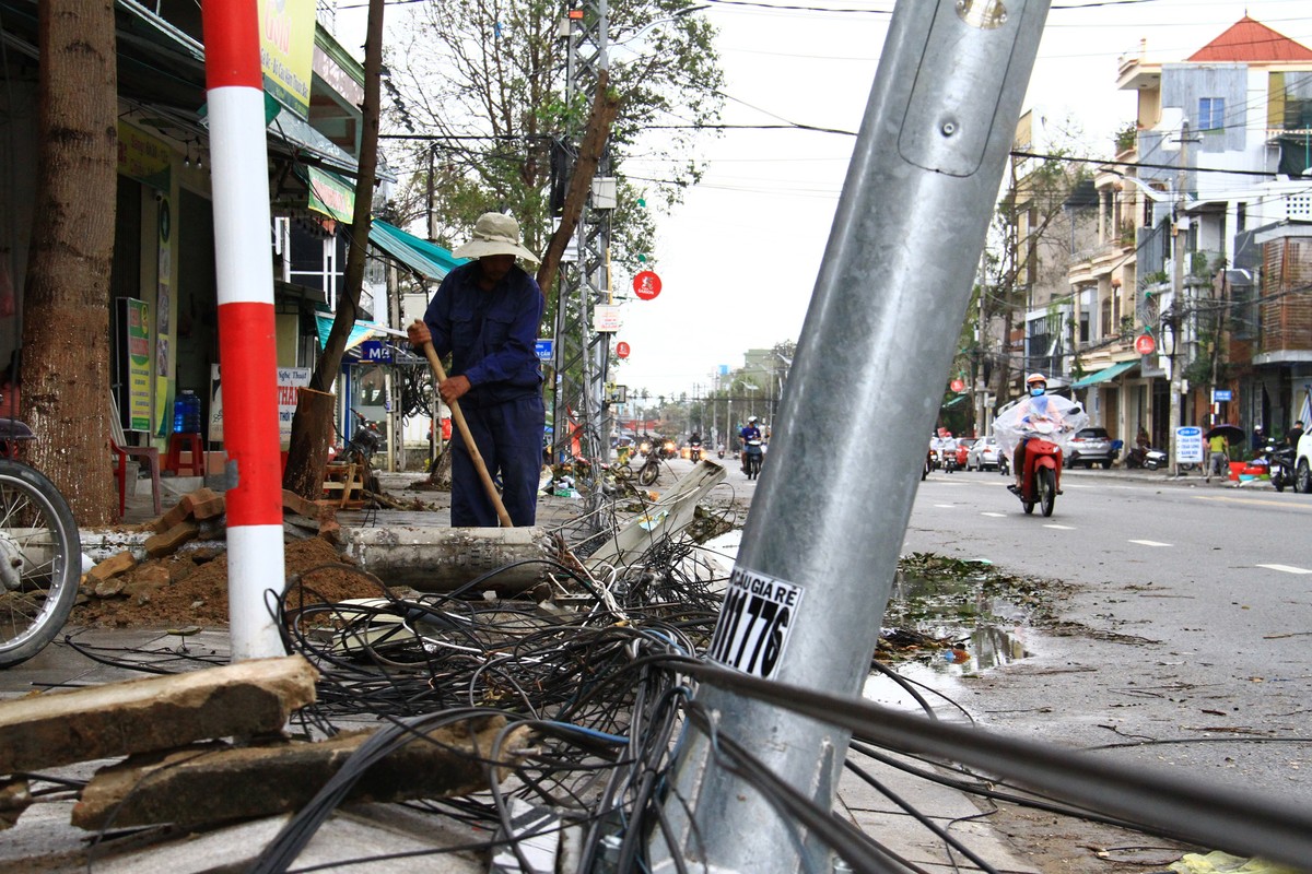 Đường điện, viễn thông tại thành phố Quảng Ngãi bị ảnh hưởng nghiêm trọng. Đường điện, viễn thông tại thành phố Quảng Ngãi bị ảnh hưởng nghiêm trọng.