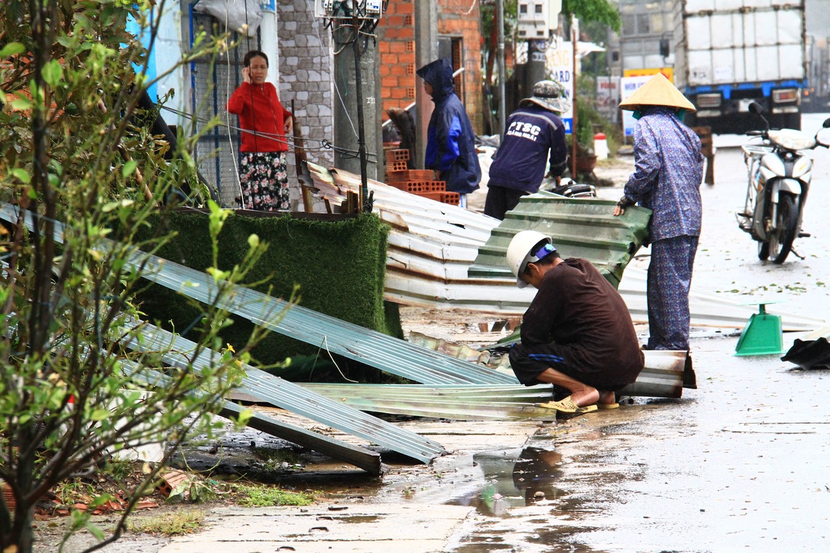 Người dân dọn dẹp hiện trường sau bão. Người dân dọn dẹp hiện trường sau bão.