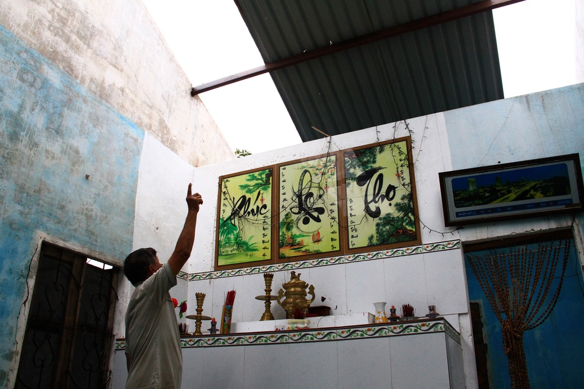 Sau bão, nhiều ngôi nhà bị phá tan hoang và chưa thể khắc phục. Sau bão, nhiều ngôi nhà bị phá tan hoang và chưa thể khắc phục.