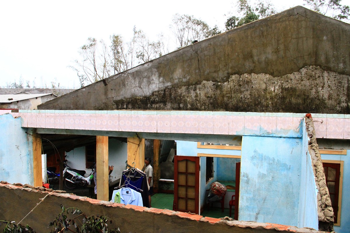 Nhà ông Bóng bị bay hết mái tôn.