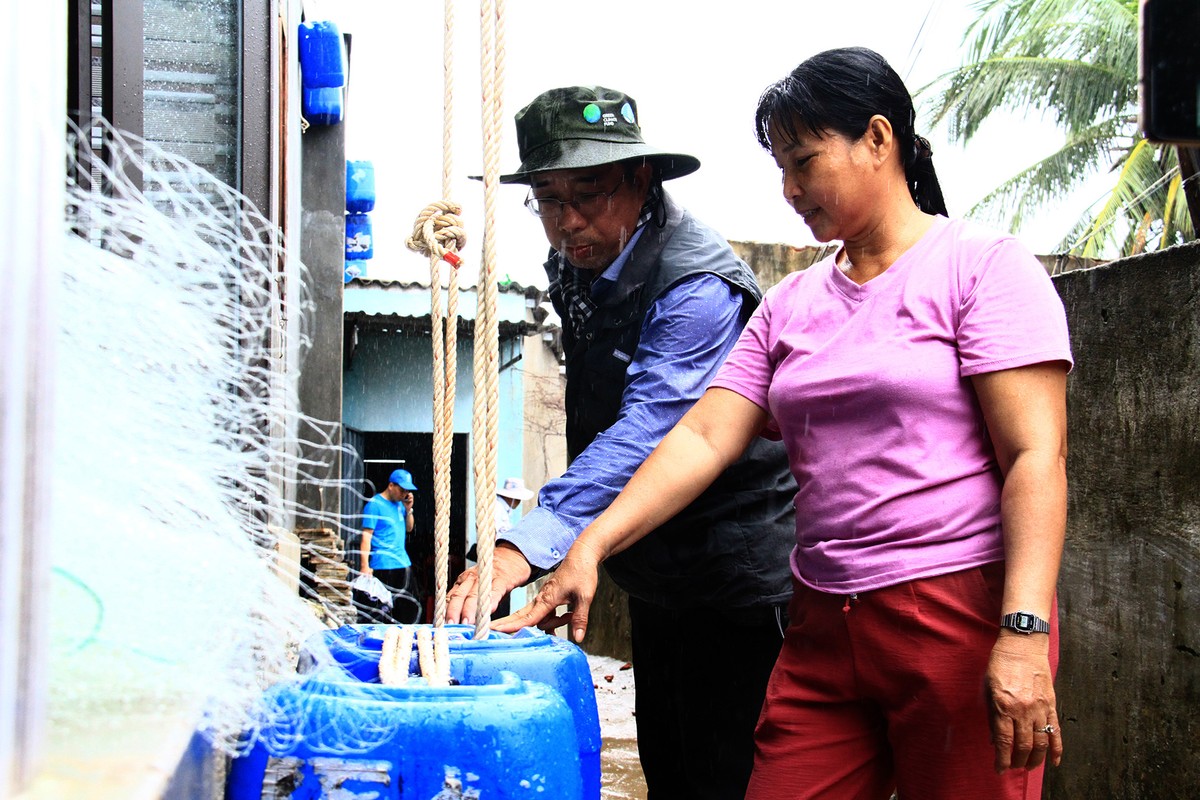 Chị Chín chia sẻ về giải pháp dùng can nhựa đựng nước chằng giữ mái tôn.