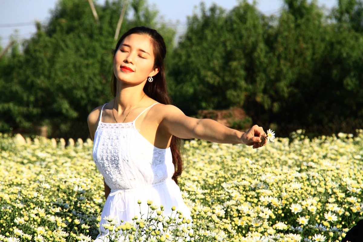 Trong con nắng cuối Thu, các thiếu nữ tha hồ tạo dáng. Trong con nắng cuối Thu, các thiếu nữ tha hồ tạo dáng.