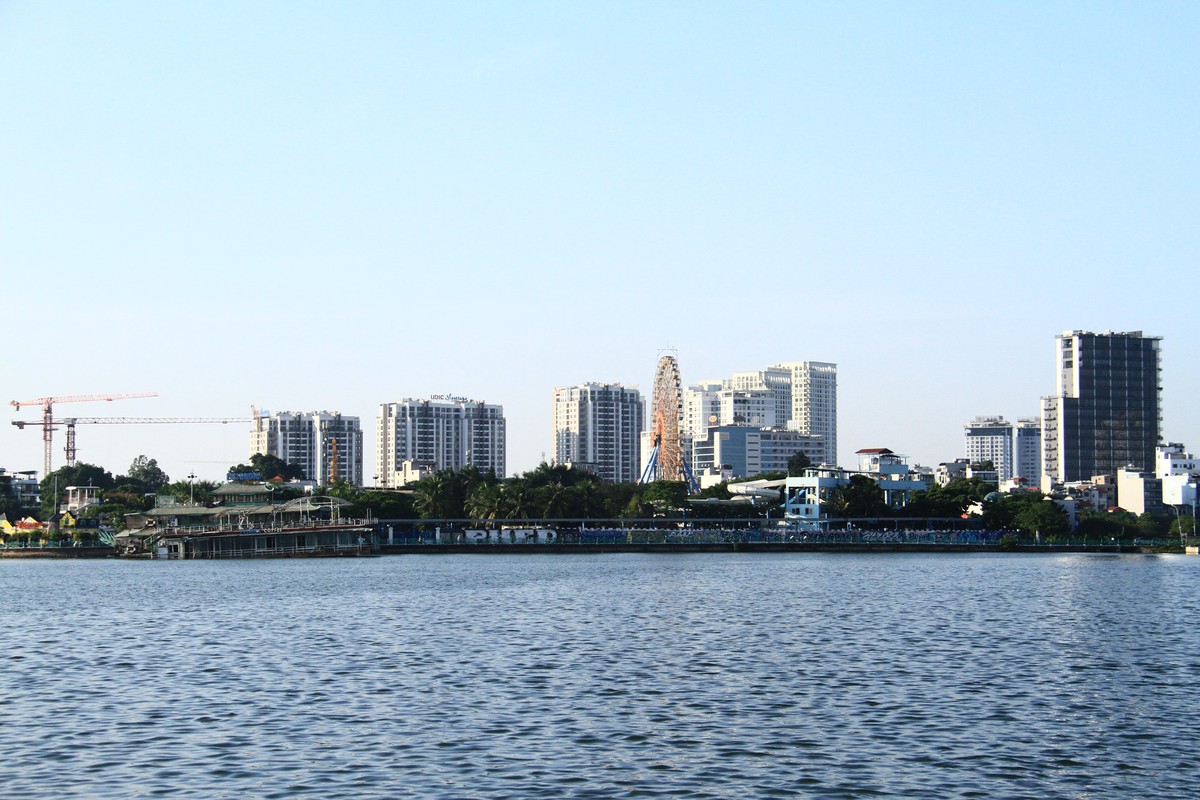 Do đó, ngày càng xuất hiện nhiều dự án cao tầng quanh hồ.