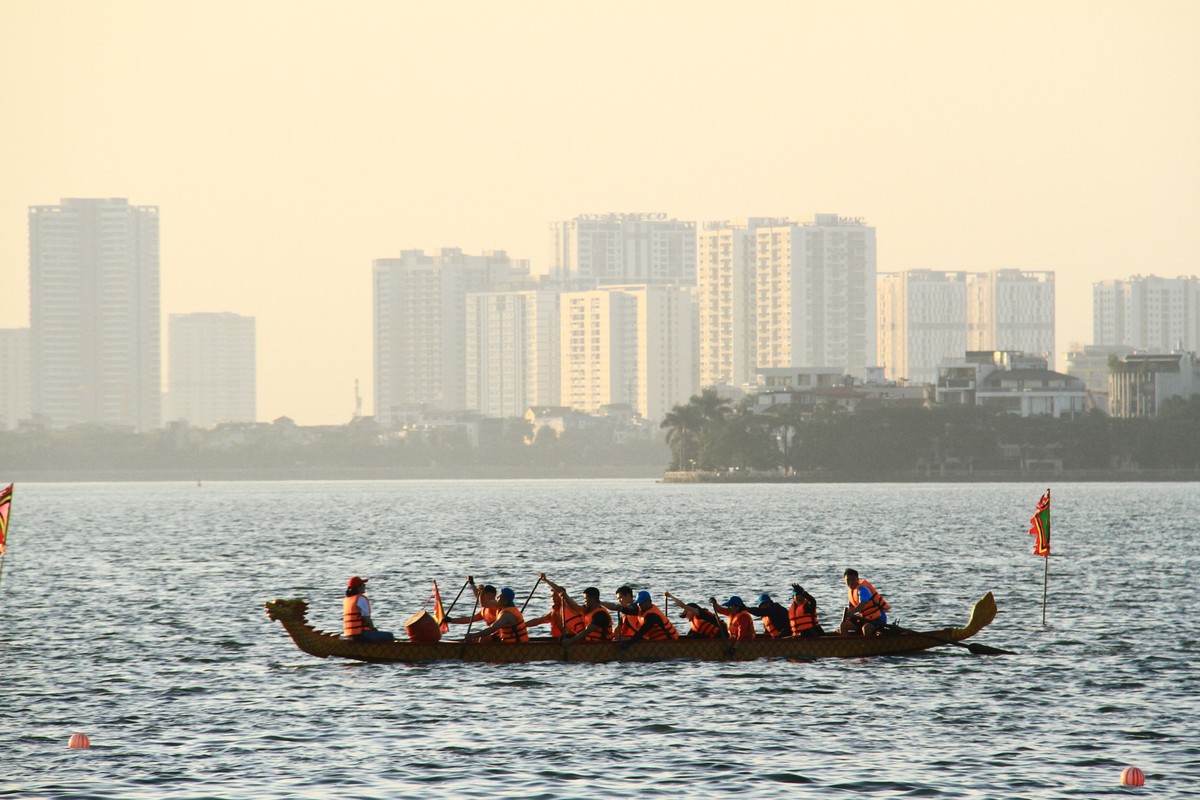 Bức tường bê tông ở Hồ Tây hiện nay.