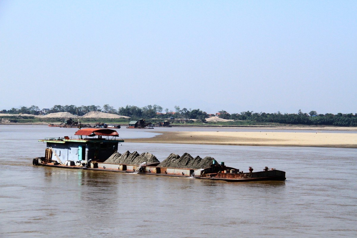 Vận chuyển cát trên sông.