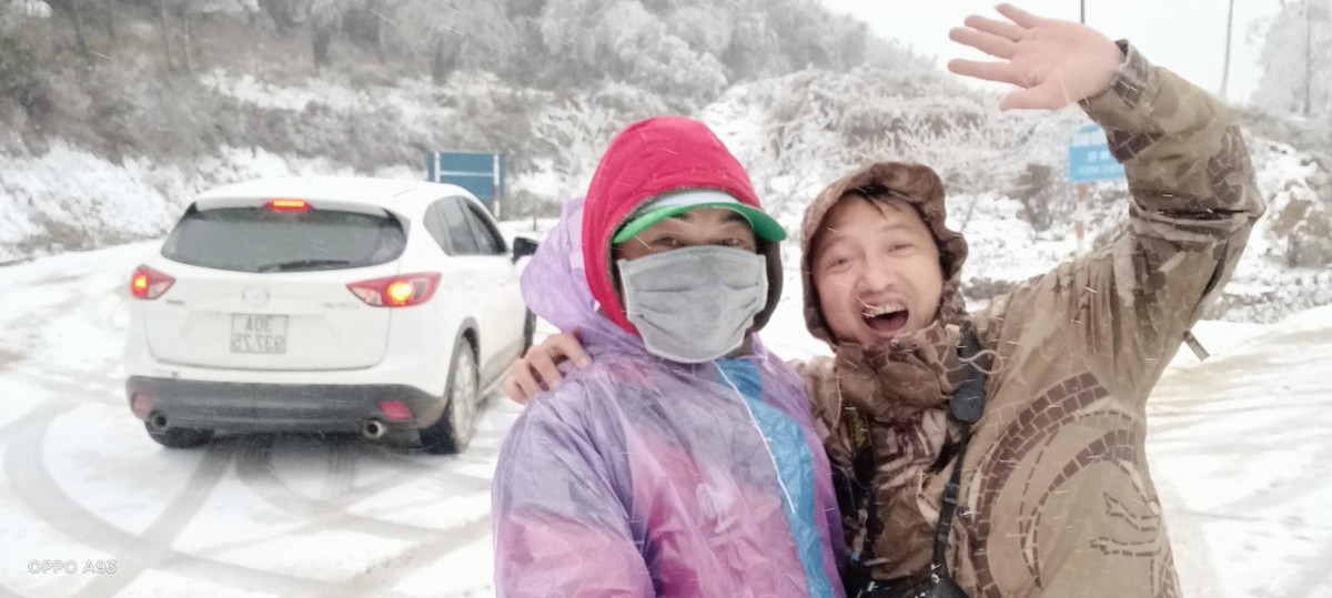 Du khách thích thú với hiện tượng thiên nhiên hiếm có.