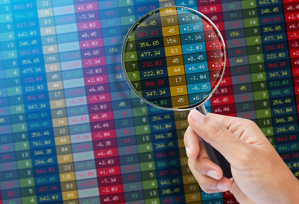 Đầu tư chứng khoán khiến người chơi quan tâm nhiều hơn đến các thông tin kinh tế, cổ phiếu. Ảnh: Shutterstock.