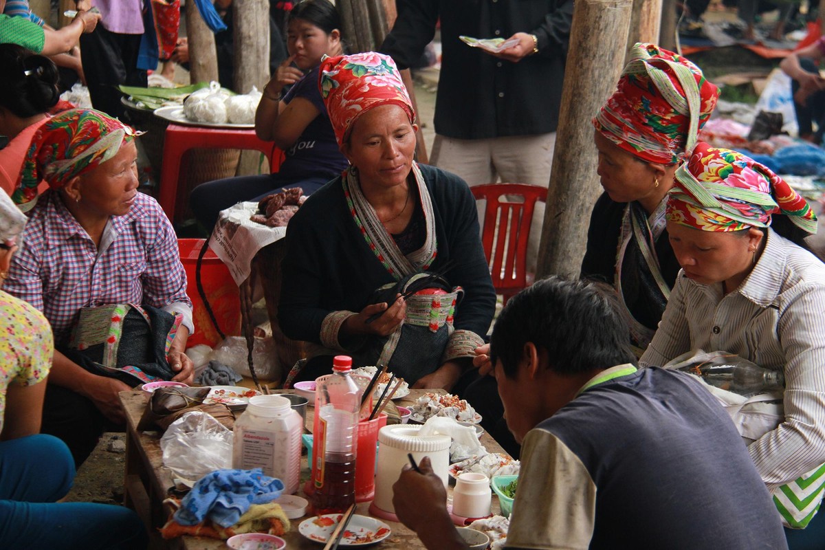 Các hàng ăn chợ phiên luôn rất đông đúc. Ảnh: Thành Nguyễn.