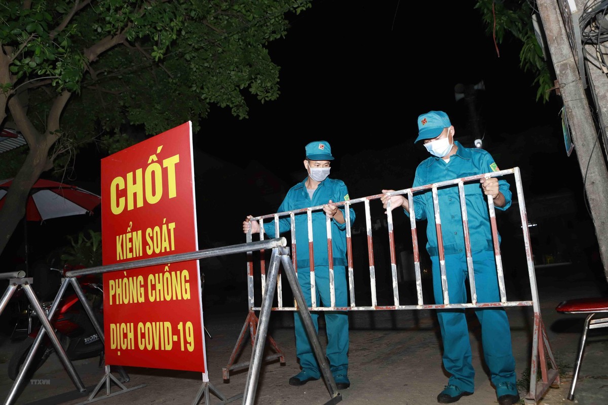 Công tác chống dịch được thực hiện rất nghiêm, bất kể ngày đêm. Ảnh: TTXVN