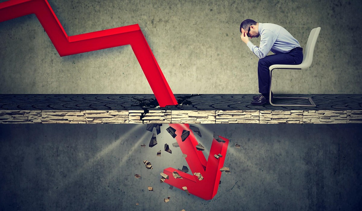 Nhiều nhà đầu tư rơi vào trạng thái chán nản vì thị trường liên tục lao dốc. Ảnh: Shutterstock.