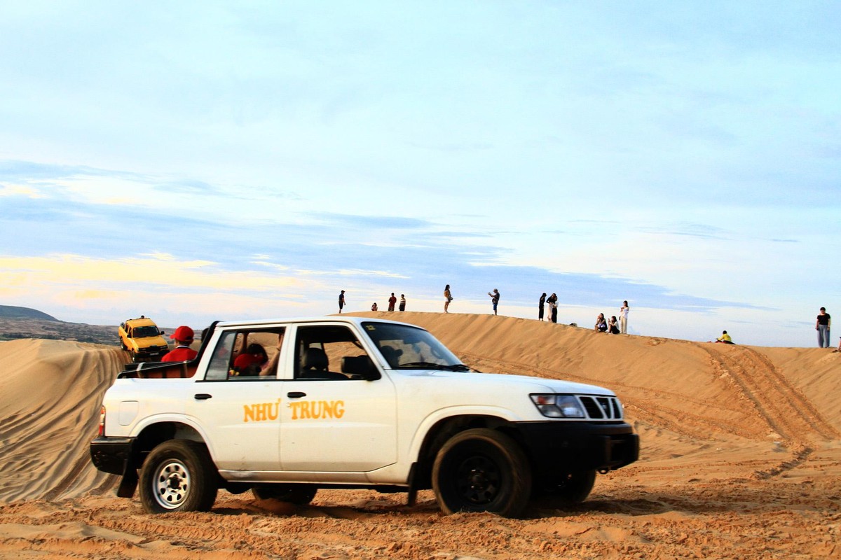 Bàu Trắng cách Phan Thiết khoảng 65 km về hướng Đông Bắc...