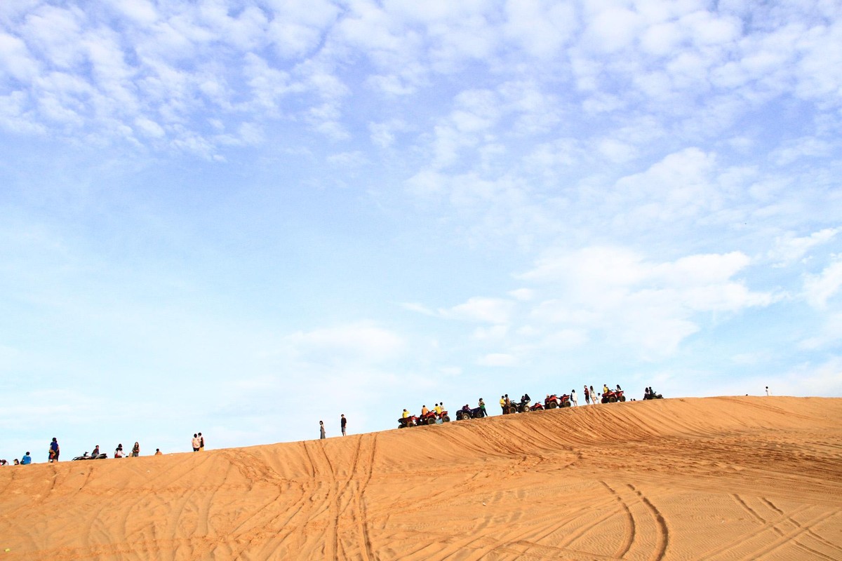 Từ khoảng 6h30 sáng, Bàu Trắng đã có rất đông du khách tham quan.